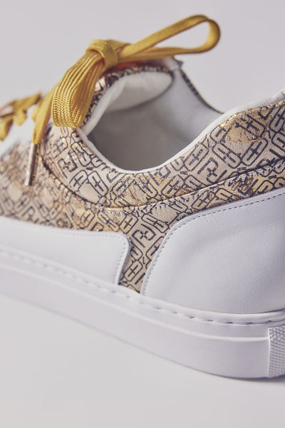 Low-cut sneakers with ochre shoelaces