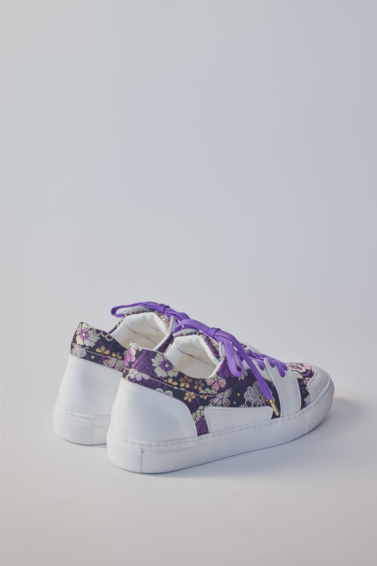 Low-cut sneakers with purple shoelaces