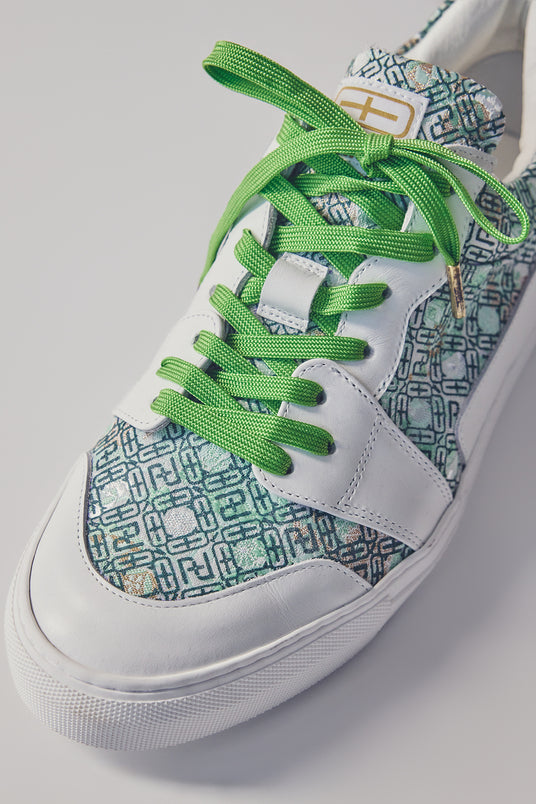 Low-cut sneakers with leaf green shoelaces