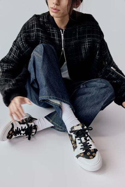 Low-cut sneakers with black shoelaces