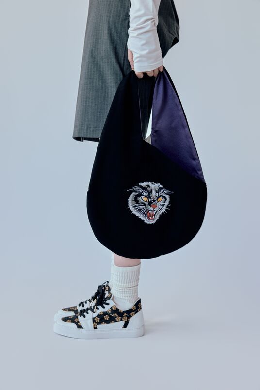 Low-cut sneakers with black shoelaces