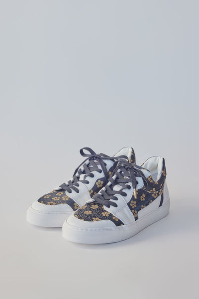 Low-cut sneakers with black shoelaces