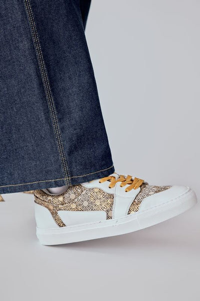 Low-cut sneakers with ochre shoelaces