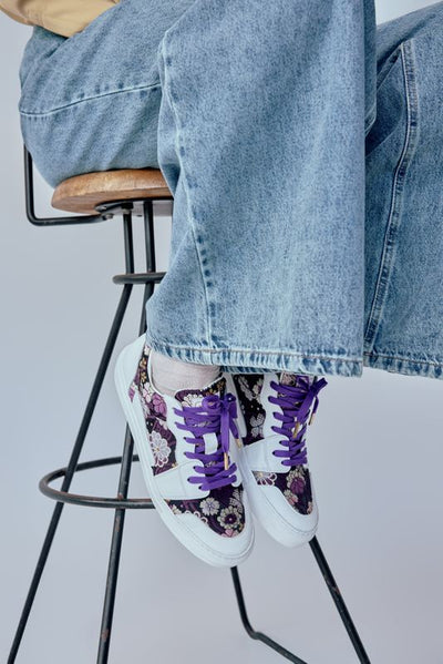 Low-cut sneakers with purple shoelaces