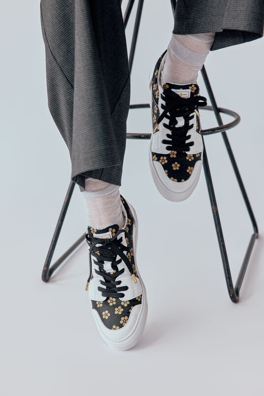 Low-cut sneakers with black shoelaces