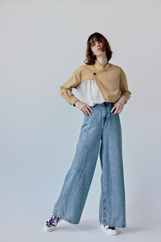 Low-cut sneakers with purple shoelaces