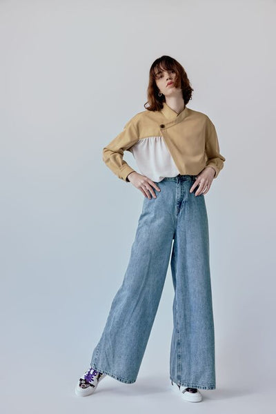 Low-cut sneakers with purple shoelaces