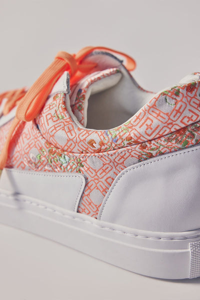 Low-cut sneakers with orange shoelaces
