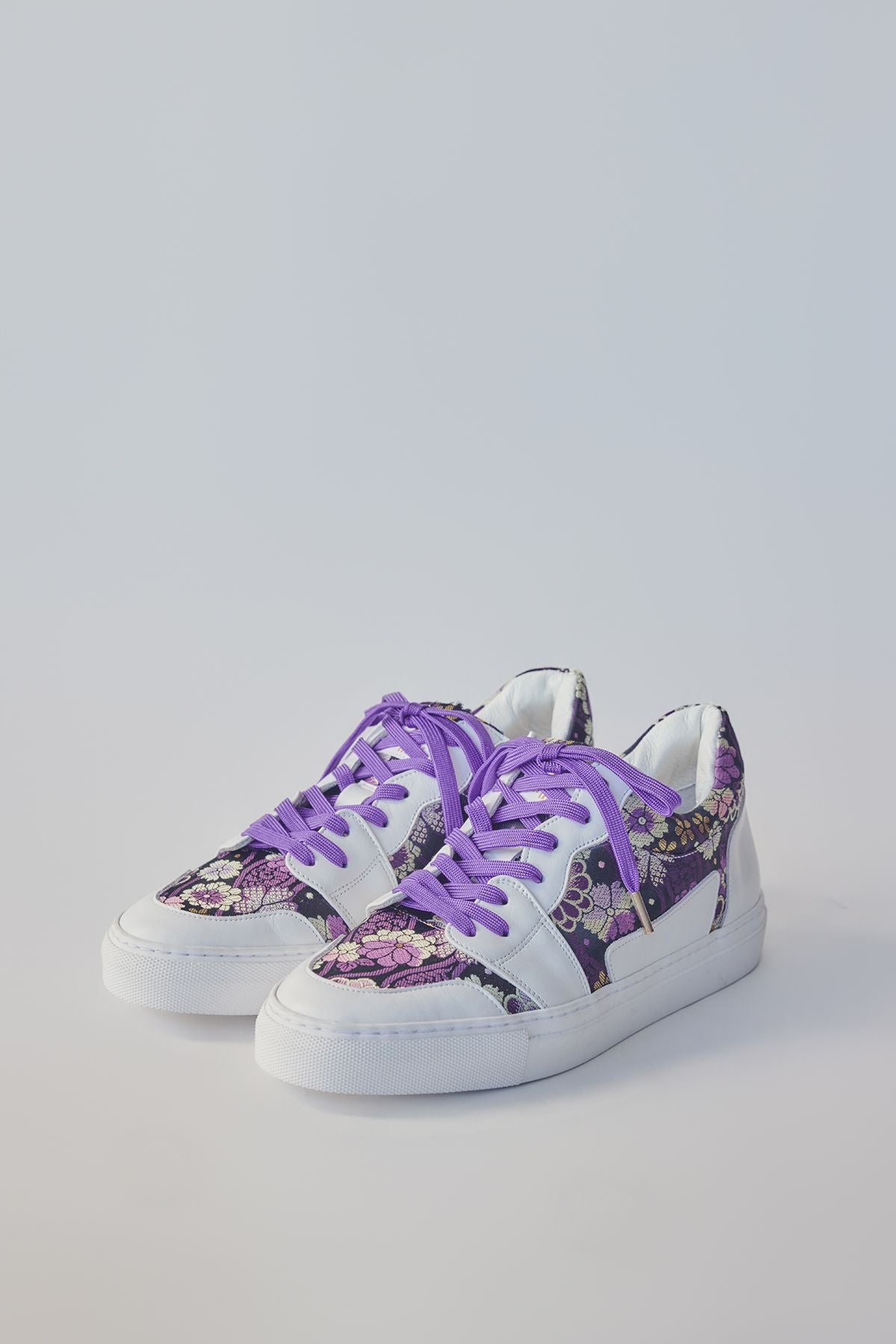 Low-cut sneakers with purple shoelaces