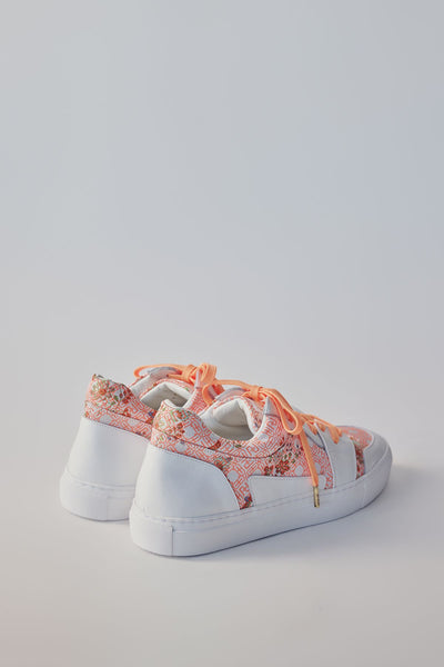 Low-cut sneakers with orange shoelaces