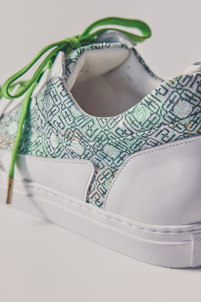Low-cut sneakers with leaf green shoelaces