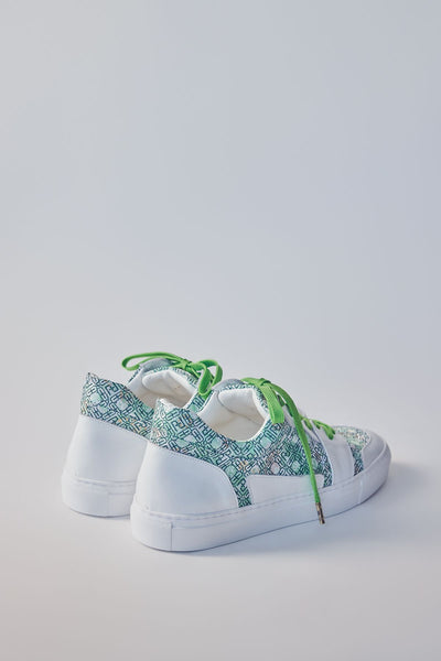 Low-cut sneakers with leaf green shoelaces