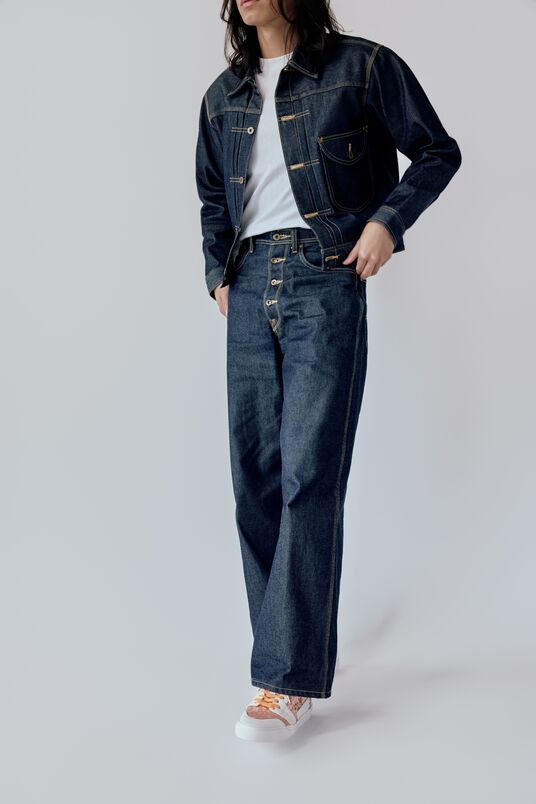 Low-cut sneakers with orange shoelaces