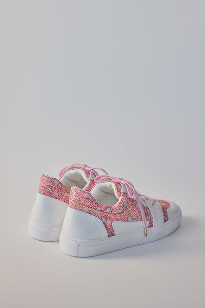 Low-cut sneakers with pink shoelaces
