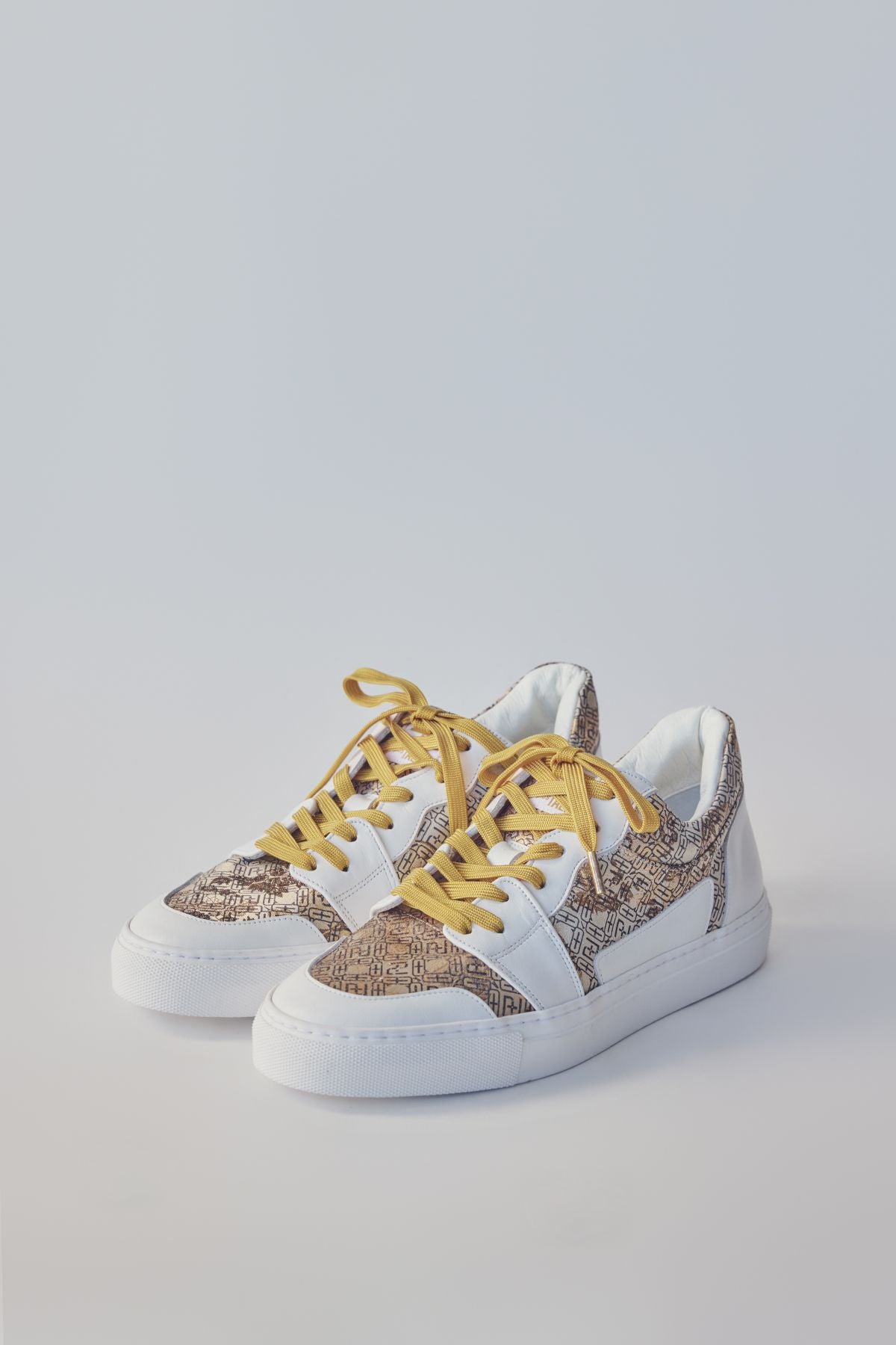 Low-cut sneakers with ochre shoelaces