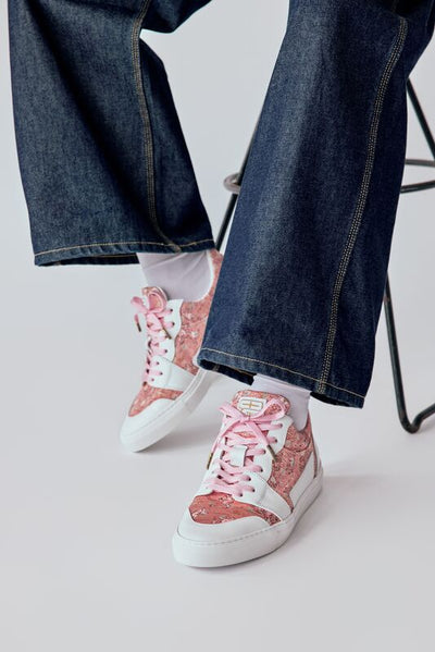 Low-cut sneakers with pink shoelaces