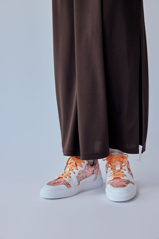 Low-cut sneakers with orange shoelaces