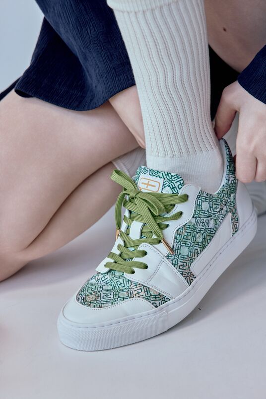 Low-cut sneakers with leaf green shoelaces