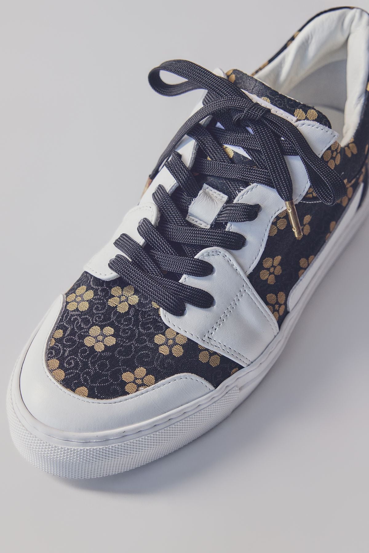 Low-cut sneakers with black shoelaces