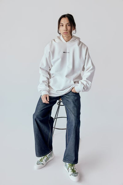 Low-cut sneakers with leaf green shoelaces