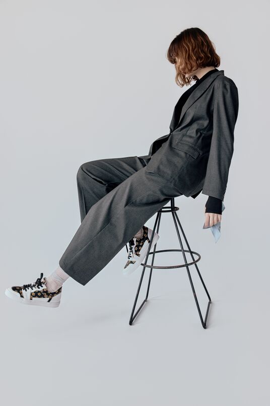 Low-cut sneakers with black shoelaces