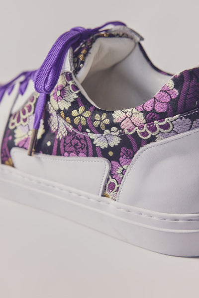 Low-cut sneakers with purple shoelaces